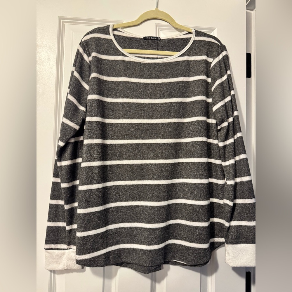 Pink Clover Charcoal and Cream Knit Top
